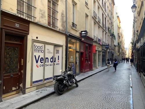 una motocicleta estacionada en una calle en una ciudad en 15 Atelier Montorgueil Super Héros, en París