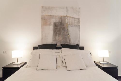 ein Schlafzimmer mit einem weißen Bett mit zwei Lampen in der Unterkunft Roma San Pietro - Le Grazie del Vaticano in Rom