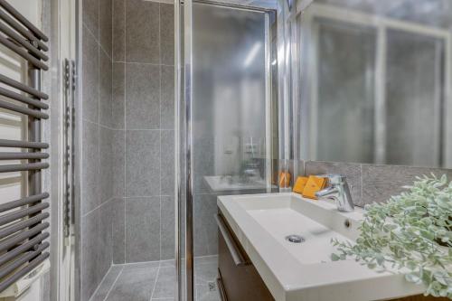 une salle de bain avec un lavabo et une douche dans l'établissement Spacious & lovely flat-Up to 10 guests-Paris 10, à Paris