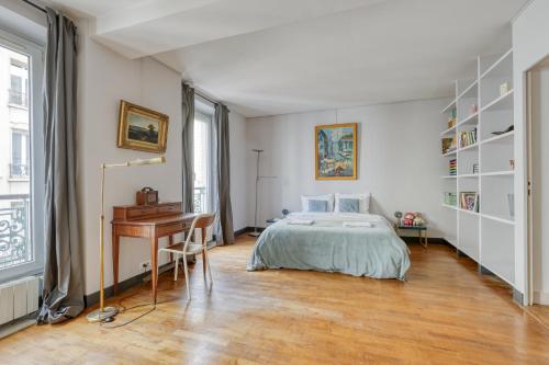 une chambre avec un lit et un bureau dans l'établissement Spacious & lovely flat-Up to 10 guests-Paris 10, à Paris