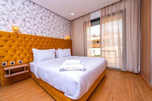 sypialnia z dużym łóżkiem i dużym oknem w obiekcie Maarif Elite Suites w mieście Casablanca