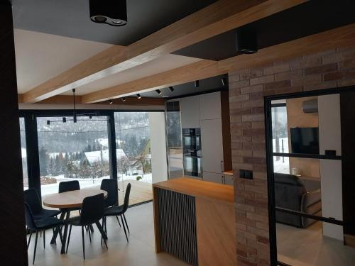 Kuchyň nebo kuchyňský kout v ubytování Domek w Górach Blask Beskidu- Sauna, Jacuzzi, Balia w Cenie