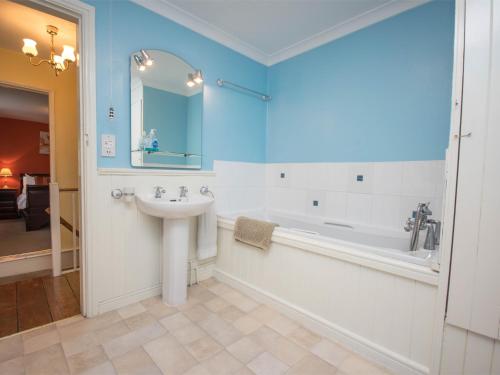 uma casa de banho com uma banheira branca e um lavatório. em 3 Bed in Osmington DC053 em Osmington