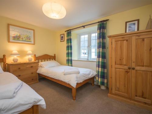 um quarto com 2 camas individuais e uma janela em 3 Bed in Osmington DC053 em Osmington