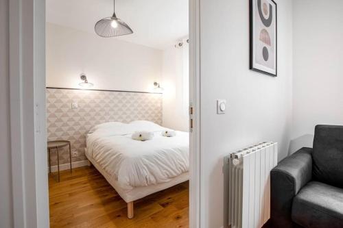 niewielka sypialnia z łóżkiem i kanapą w obiekcie Lovely apartment for two-person w mieście Aubervilliers