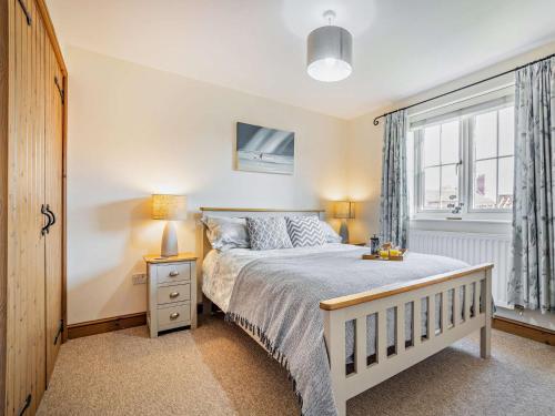 a bedroom with a bed and a window at 3 Bed in Heacham 65596 in Heacham
