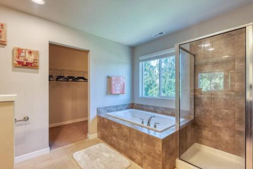 uma grande casa de banho com banheira e chuveiro em xx Quieter Villa em Everett