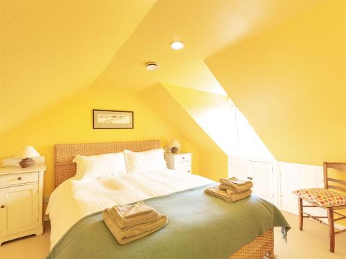 1 dormitorio con 1 cama con toallas en 2 bed in Kilfinan CA183, en Kilfinan