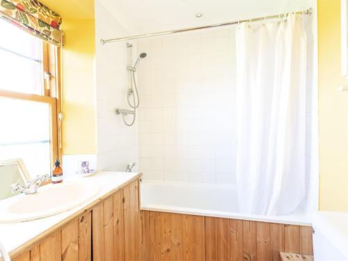 y baño con bañera blanca y lavamanos. en 2 bed in Kilfinan CA183, en Kilfinan