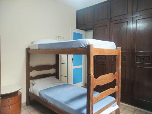 2 letti a castello in una camera con armadi in legno di Casa Monjardim a Vitória