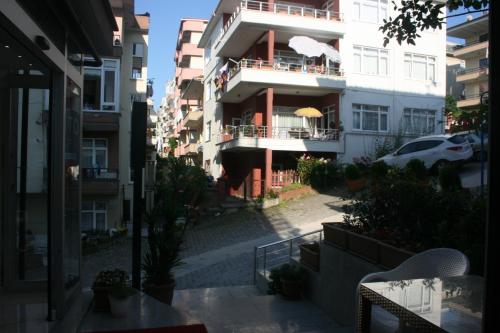 an apartment building with a balcony and a car parked outside at Bayraktar Hotel in Akcakoca