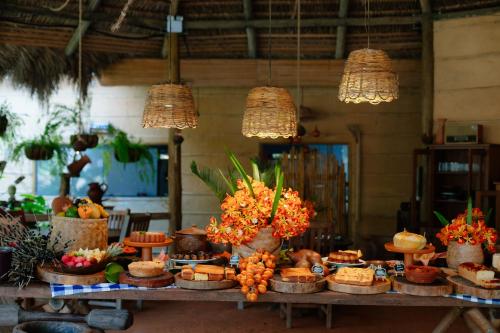 a table filled with lots of different types of food at Rancho das Estrelas in Carolina