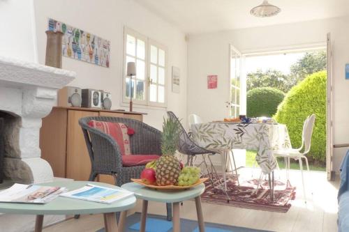 - un salon avec une table avec un ananas dans l'établissement Ravissante maison traditionnelle bretonne, proche Ria d'Etel, à Belz