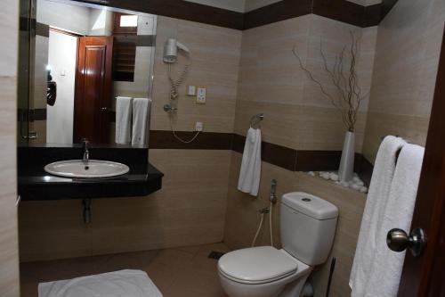 ワドゥワにあるLaya Beachのバスルーム(トイレ、洗面台付)