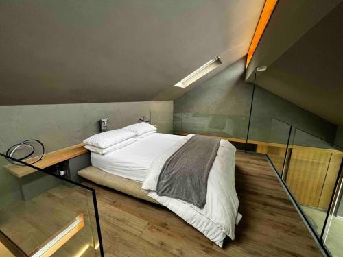 ein großes Bett in einem Zimmer mit Glaswänden in der Unterkunft Luxury Guest House in Woodstock