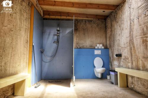 a bathroom with a shower with a toilet in it at Geweldige caravan op een off-grid locatie in Santo Tomé