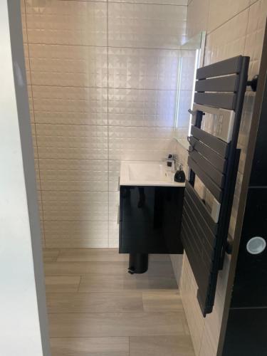 une petite salle de bain avec un lavabo et un miroir dans l'établissement Studio Cannes banane, à Cannes