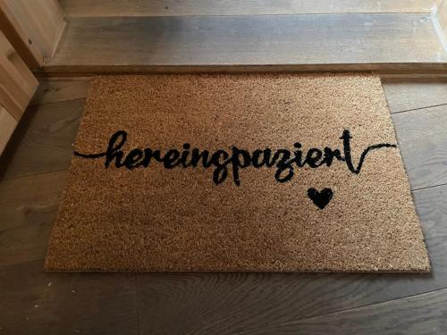 a welcome mat on the floor with the word temperament at Pension am Markt Meißen in Meißen