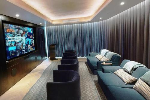 ein Wohnzimmer mit Sofas und einem Flachbild-TV in der Unterkunft High-End Central London Flat in London