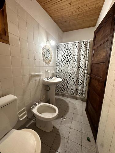 een badkamer met een toilet en een wastafel bij Casa Los Membrillos in Tafí del Valle