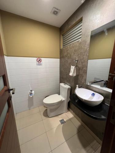La salle de bains est pourvue de toilettes et d'un lavabo. dans l'établissement Torre Isos, à Cochabamba