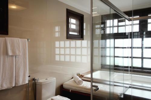 a bathroom with a tub and a toilet and a shower at Santa Clara Eco Resort in Dourado