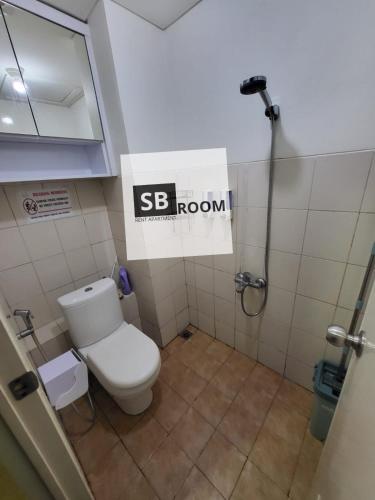 een badkamer met een toilet en een douche bij SBroomOfficial Apartemen Riverview FREE WIFI AND NETFLIX in Tegalgede