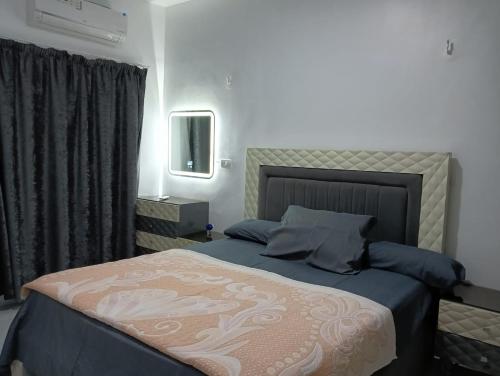 een slaapkamer met een groot bed met blauwe kussens bij HOUME FOR RENT in Sharm El Sheikh