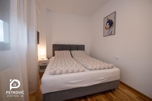 Postel nebo postele na pokoji v ubytování Petković apartmani 35