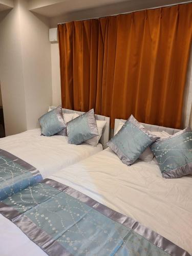 dos camas sentadas una al lado de la otra en un dormitorio en 301号N＋ホテル, en Tokio