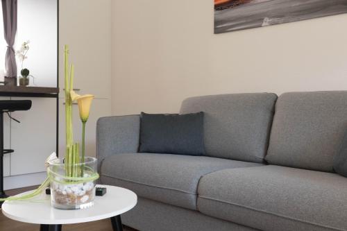 a living room with a couch and a table at 100m zum Ulmer Münster: 57m² Wohnung an der Blau in Ulm
