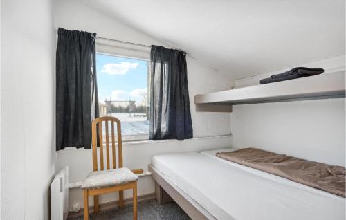1 dormitorio con 1 cama, 1 silla y 1 ventana en Beautiful Apartment In Ringkbing With Wifi en Ringkøbing