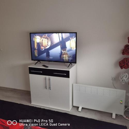 einen Flachbild-TV auf einem weißen Schrank in der Unterkunft Apartments Sara in Bosanska Krupa