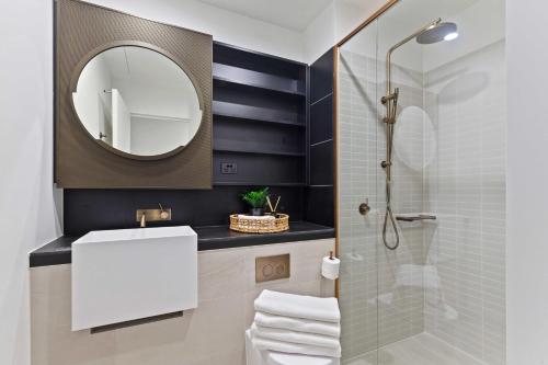 Et badeværelse på A Chic 2BR Apt Right Next to Melbourne Central