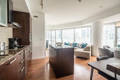 uma cozinha em plano aberto e sala de estar num apartamento em GLOBALSTAY. Amazing Downtown Apartments em Toronto