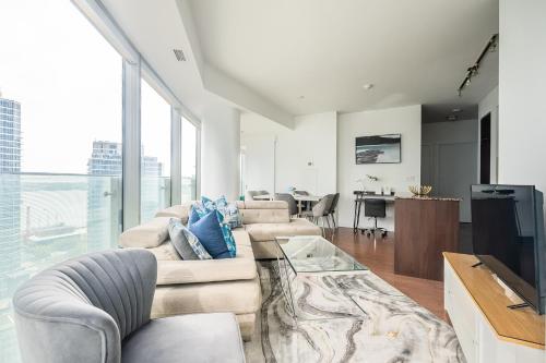 a living room with a couch and a tv at GLOBALSTAY. Amazing Downtown Apartments in Toronto