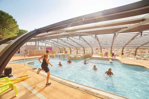 Bazén v ubytovaní Camping Laroque des Albères alebo v jeho blízkosti