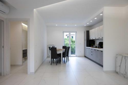 - une cuisine et une salle à manger avec une table et des chaises dans l'établissement ANSIRO Apartment - Luxury Home, à Scisciano