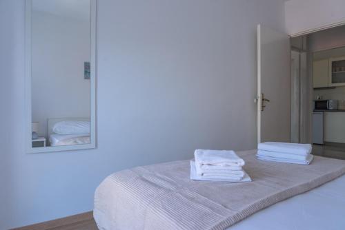 Habitación blanca con cama y toallas. en Apartment Marijana en Split