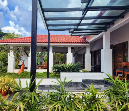 ein Haus mit rotem Dach in der Unterkunft Riyavar Luxury Stay in Siddapur