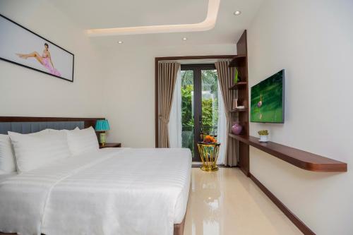 - une chambre avec un grand lit blanc et une fenêtre dans l'établissement Blubiz Hotel 5, à Hanoï