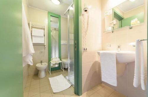 塞斯特雷的住宿－Villaggio Olimpico Sestriere，一间带水槽和卫生间的浴室