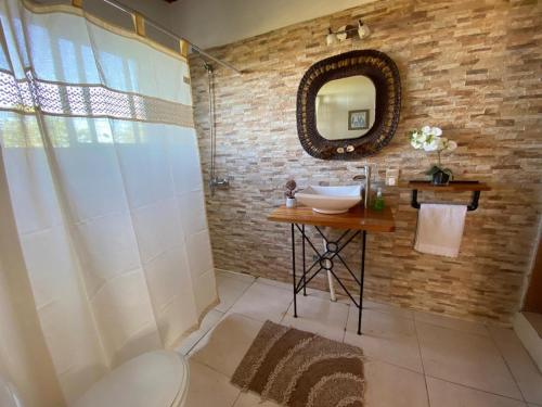 bagno con lavandino e specchio di Mahatma x habitación a Tacuarembó