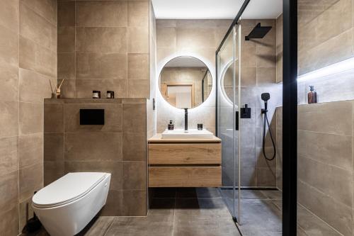 een badkamer met een toilet en een wastafel bij Horem Dolem Apartmán in Cerny Dul