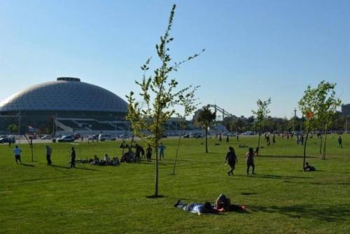 un grupo de personas en un campo con un edificio en Depto nuevo en republica cercano al movistar arena, en Santiago