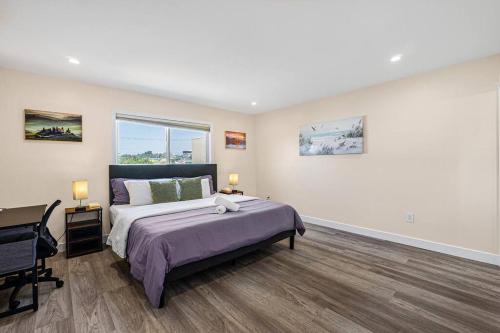 1 dormitorio con cama y escritorio. en 28088 4B-Cozy & Quiet/Safe Bright 4brs Home in Daly City en Daly City