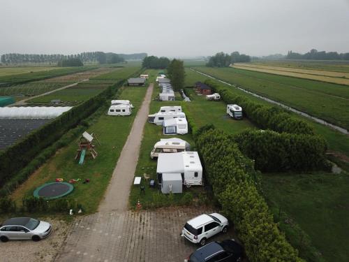 een luchtfoto van een stel campers geparkeerd in een veld bij Camping de Oude Rijn in Ter Aar