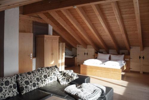 sala de estar con sofá y 2 camas en Gästehaus Münchner Kindl en Reit im Winkl