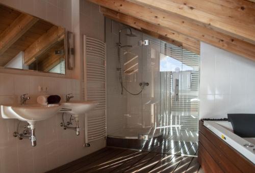 y baño con ducha y lavamanos. en Gästehaus Münchner Kindl en Reit im Winkl