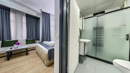 イスタンブールにあるHotel Mara İstanbulのベッドとバスルーム付きのホテルルームです。
